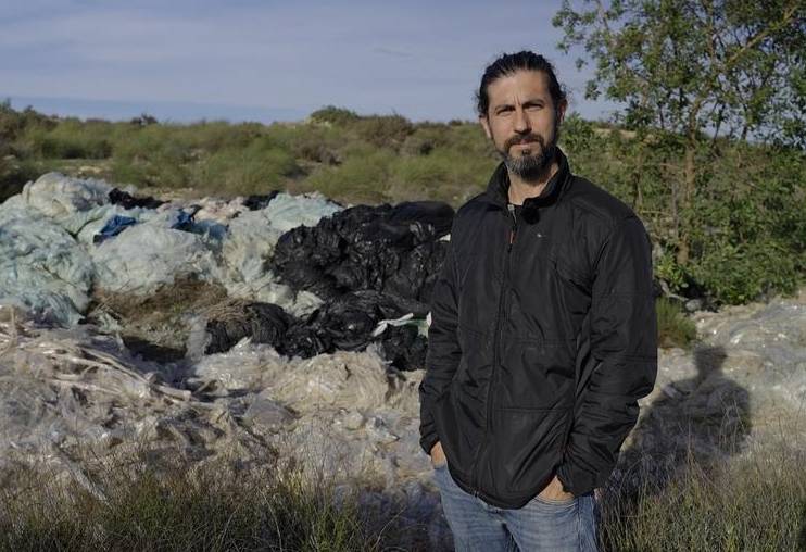 El activista ambiental Marcos Diéguez muestra un vertedero ilegal de plástico de invernadero