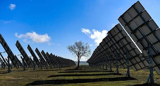 Paneles solares en Los Arcos, provincia de Navarra, norte de España