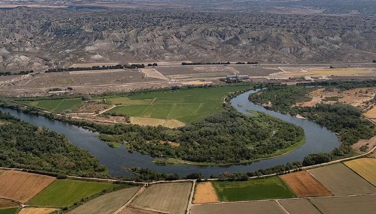 Cultivos intensivos de regadío alrededor de un recodo del río Ebro