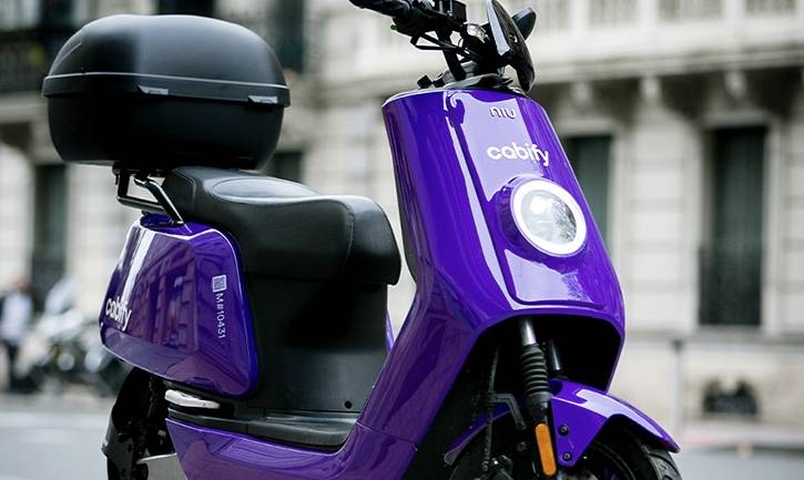 Subirse a la ola urbana: la encuesta de Cabify acelera el interés por compartir motos